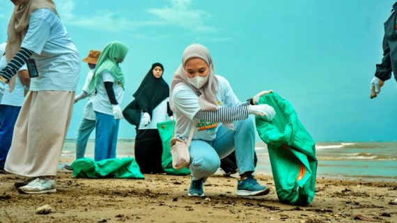 PLN UID Kaltimra Kumpulkan 2.044 Botol Plastik di Balikpapan