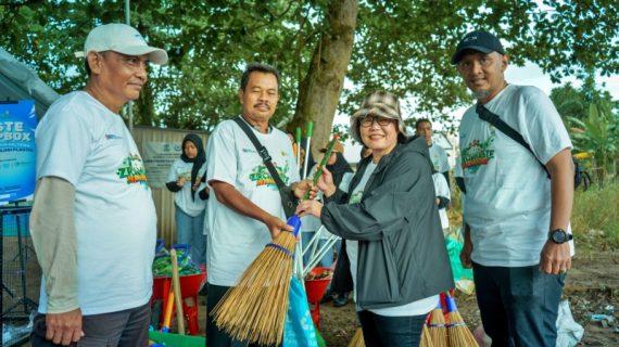 PLN UID Kaltimra dan 200 Relawan Bersihkan Pantai Mulawarman