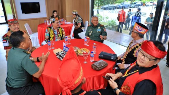 Pangdam VI/Mlw Jalin Sinergi dengan Tokoh Adat Dayak
