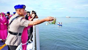 Polda Kaltim Tabur Bunga di Laut Jelang Hari Bhayangkara