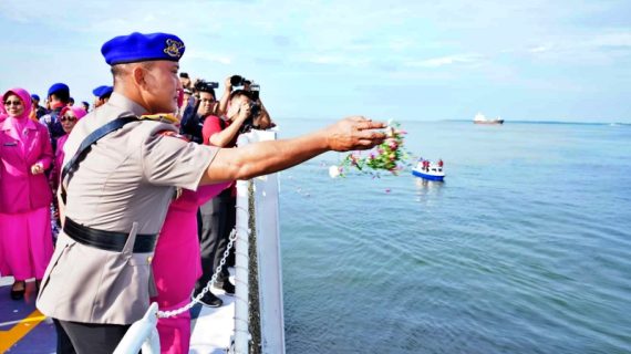 Polda Kaltim Tabur Bunga di Laut Jelang Hari Bhayangkara