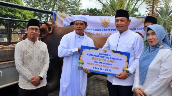 Seno Aji Serahkan Sapi Kurban dari Presiden Prabowo Subianto