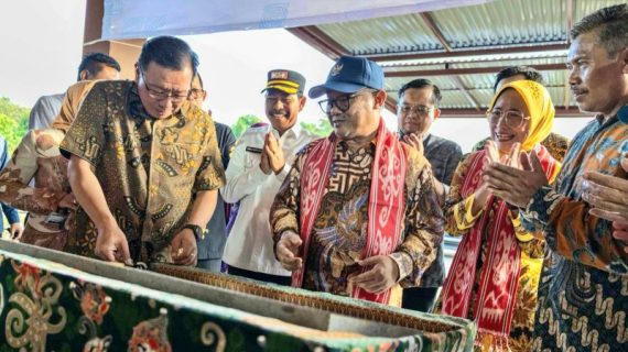Waris Muin Dampingi Mendikdasmen Resmikan Sekolah Pintar
