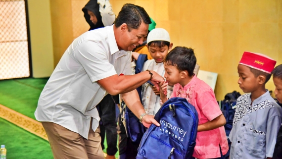 Bandara SAMS Sepinggan Beri Peralatan Sekolah ke Anak Yatim