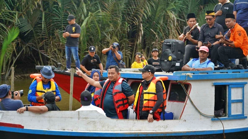 Bupati Susur Sungai Waru Tua, Peduli Ekosistem Bekantan