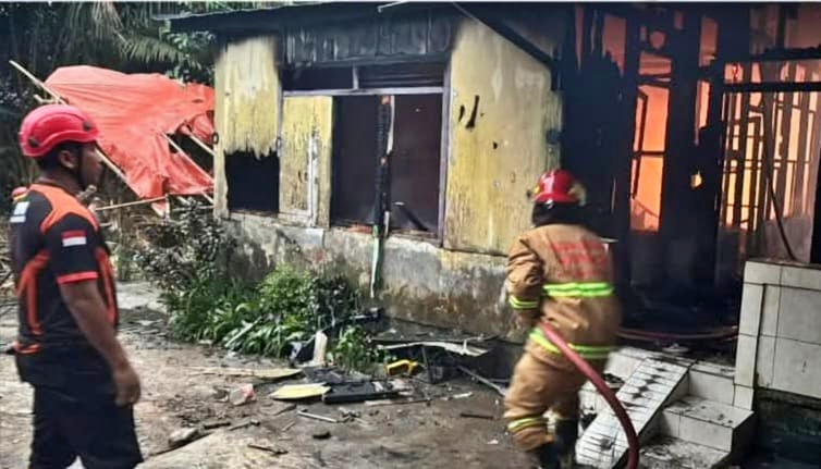 Kebakaran di RT 10 Nipah-Nipah Hanguskan Dua Rumah