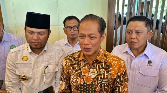 Menteri Hanif Minta Pengusaha Sawit Tangani Karhutla Kaltim