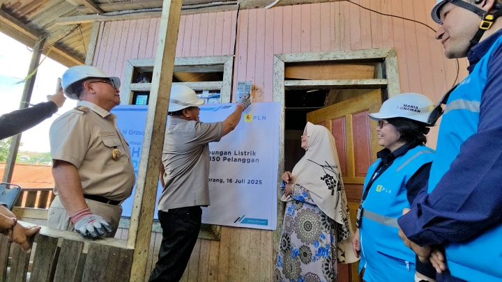 PLN Sambung Listrik Gratis untuk 150 Keluarga Prasejahtera