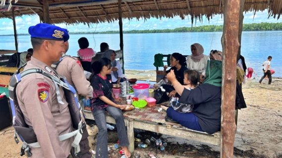 Polairud Polres Paser Jaga Wisata Pantai Buradaya Saat Libur