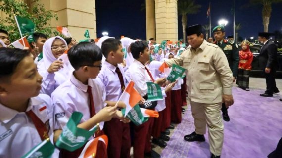 Presiden Prabowo Disambut Meriah Pelajar Diaspora di Jeddah