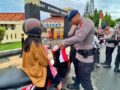 Brimob Polda Kaltim Bagikan 3.000 Bendera Merah Putih
