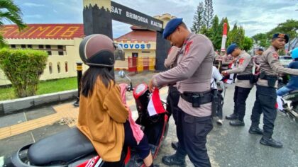 Brimob Polda Kaltim Bagikan 3.000 Bendera Merah Putih