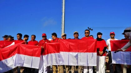 Bupati Kukar Serahkan Ribuan Bendera Merah Putih