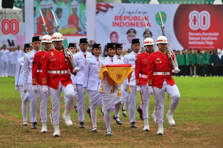 Firda Arrum, Putri Berau Pembawa Baki Bendera Merah Putih