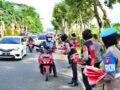 Giliran Polwan Polda Kaltim Bagikan Bendera Merah Putih