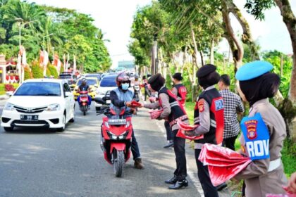 Giliran Polwan Polda Kaltim Bagikan Bendera Merah Putih