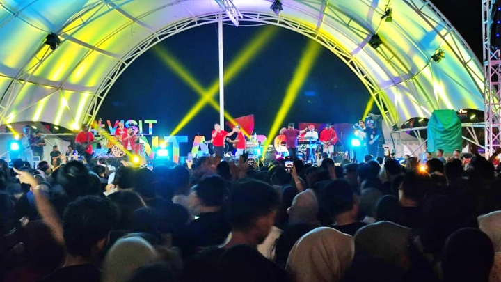 Guyon Waton Ambyarkan Penonton Merah Putih Fest Pantai BSB
