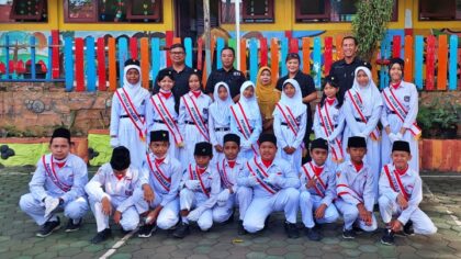 IJTI Balikpapan Bagikan Bendera Merah Putih ke Sekolah