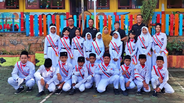 IJTI Balikpapan Bagikan Bendera Merah Putih ke Sekolah