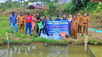 Pemkab Paser Salurkan 74.000 Benih Ikan Unggul Bersertifikat