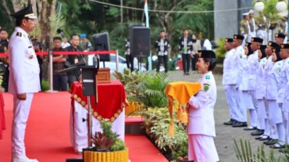 Wabup PPU Pimpin Upacara Penurunan Bendera HUT ke-80 RI