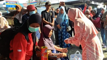 Bupati Berau Sri Juniarsih menyerahkan bantuan kepada warga terdampak sekaligus mengingatkan masyarakat meningkatkan kewaspadaan terhadap potensi kebakaran.