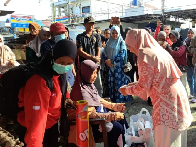 Bupati Berau Sri Juniarsih menyerahkan bantuan bagi warga korban kebakaran. Ia juga mengingatkan warga agar meningkatkan kewaspadaan terhadap kebakaran.