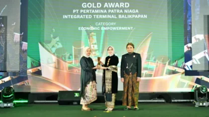 Pertamina Patra Niaga Regional Kalimantan meraih 10 penghargaan ISRA 2026 melalui program TJSL di bidang pendidikan, ekonomi, sosial, dan lingkungan.