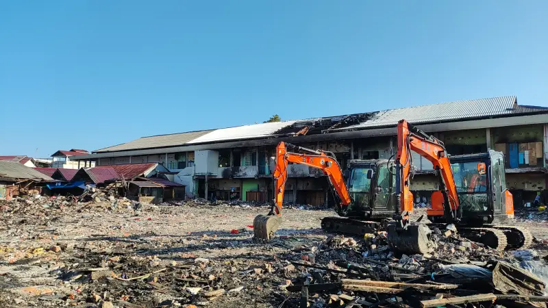 Puing bekas kebakaran Pasar Sepinggan telah dibersihkan. Tampak dua unit ekskavator mini.
