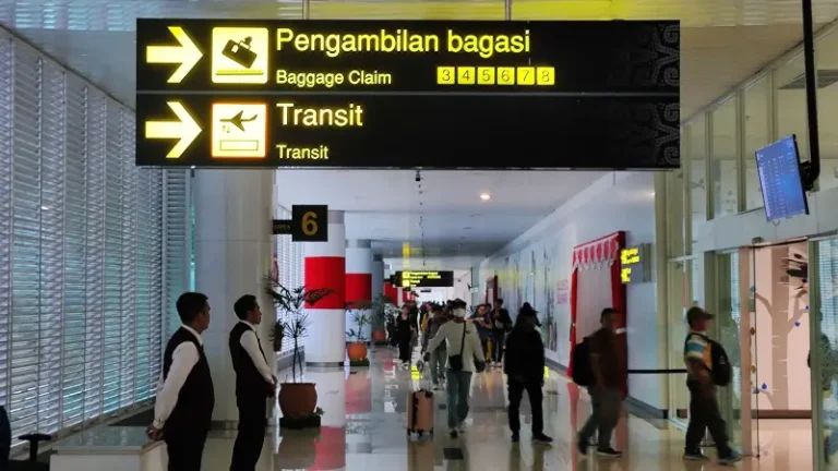Penumpang maskapai penerbangan yang tiba di Bandara SAMS Sepinggan Balikpapan.