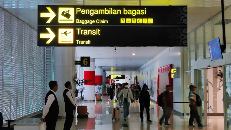 Penumpang maskapai penerbangan yang tiba di Bandara SAMS Sepinggan Balikpapan.
