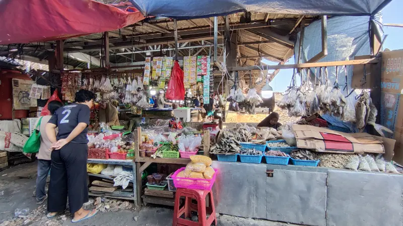 Aktivitas jual beli di Pasar Sepinggan berjalan normal usai kebakaran pada 31 Juli 2026 lalu. (Berandapost.com)